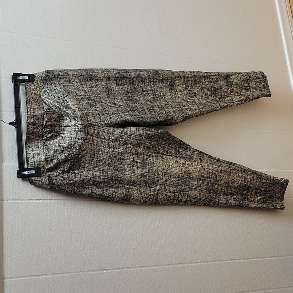 Torrid Size 1 Metallic Gold Leggings PREMIUM LEGGING - METALLIC FOIL CROSSHATCH - Picture 9 of 13